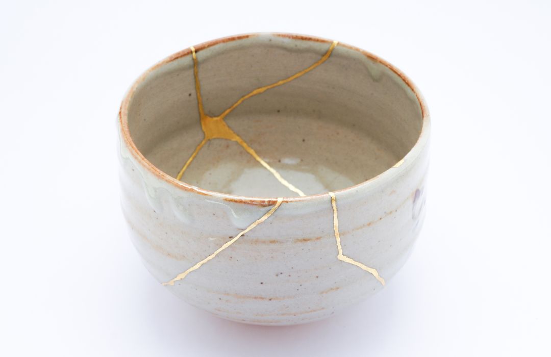 Image symbolique du kintsugi : une métaphore de la résilience utilisée en accompagnement par un psychologue spécialisé dans les traumatismes.